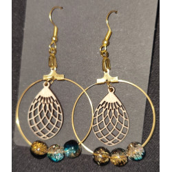Boucles d'oreilles créoles dorées avec pendentif bois et perles roses ou bleues.