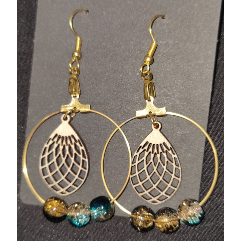 Boucles d'oreilles créoles dorées avec pendentif bois et perles roses ou bleues.