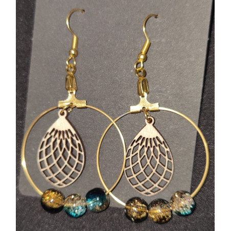 Boucles d'oreilles créoles dorées avec pendentif bois et perles roses ou bleues.