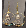 Boucles d'oreilles créoles dorées avec pendentif bois et perles roses ou bleues.