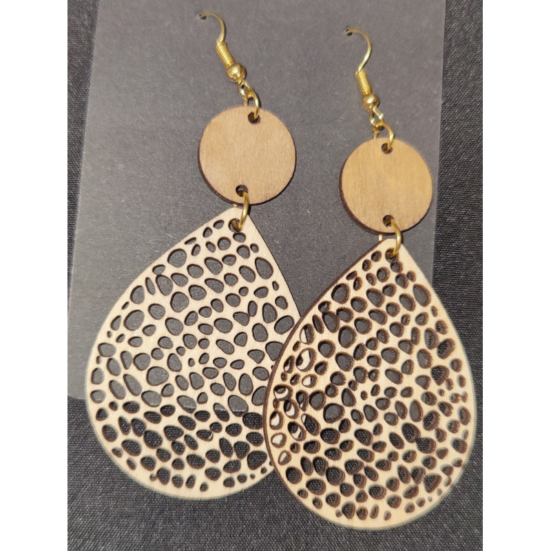 Boucles d'oreilles pendantes en bois ajouré teinté marron avec monture dorée.