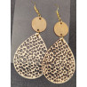 Boucles d'oreilles pendantes en bois ajouré teinté marron avec monture dorée.