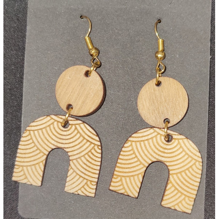 Boucles d'oreilles pendantes en bois avec gravures feuilles, ondes et motifs cellulaires.